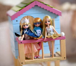 Lottie Dřevěný zahradní domeček pro panenky